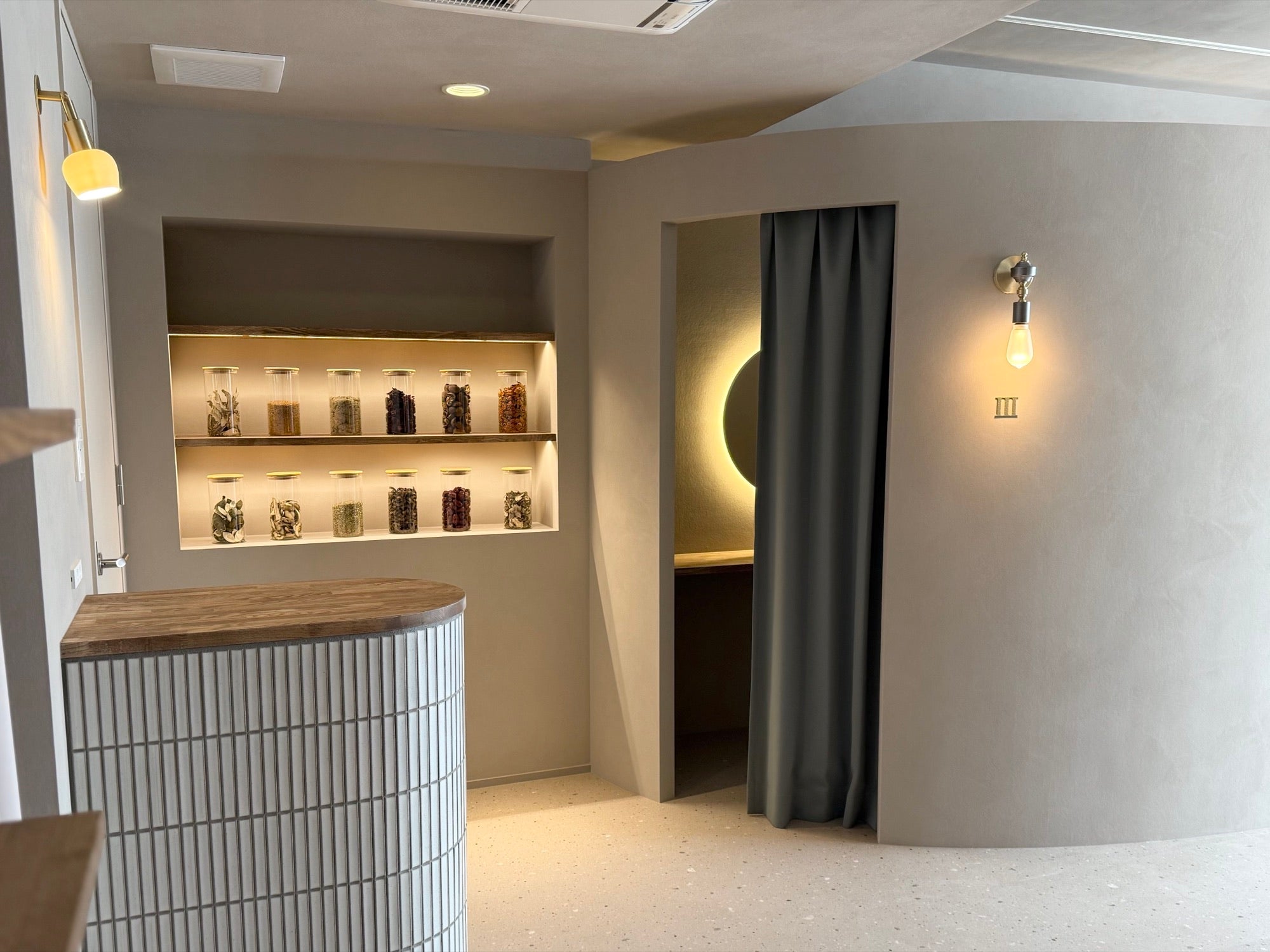 MUUSU 恵比寿店 生薬棚のある受付